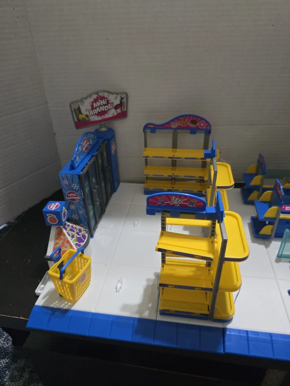 Mini Brands! Series 4 Mini Mart! Pretend Building Toy Grocery Store ZURU brand